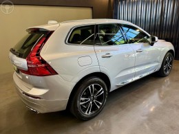 VOLVO - XC60 2.0 T8 MOMENTUM HYBRID 4P AUTOMATICO - 2020/2021 - PRATA - R$ 249.000,00