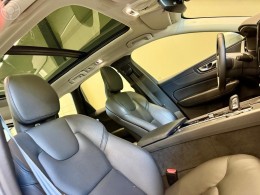 VOLVO - XC60 2.0 T8 MOMENTUM HYBRID 4P AUTOMATICO - 2020/2021 - PRATA - R$ 239.000,00