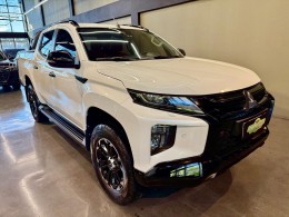MITSUBISHI - L200 TRITON 2.4 HPE-S SPORT 4X4 CD 16V DIESEL 4P AUTOMATICO - 2022/2023 - BRANCA - R$ 239.900,00